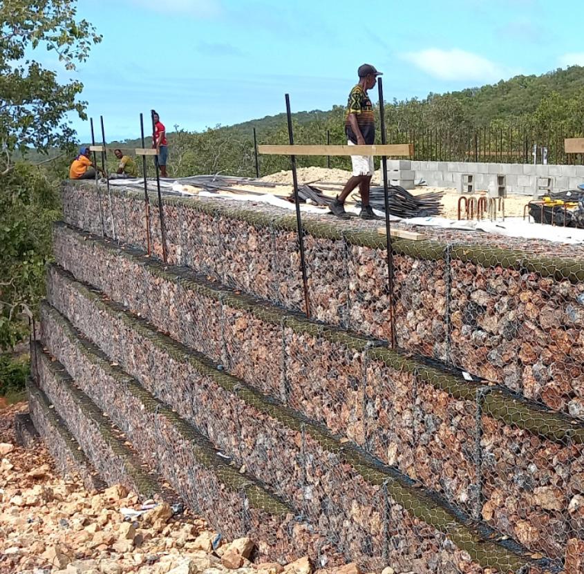 CONSTRUCTING A GABION RETAINING WALL AT PORT MORESBY | Geofabrics ...